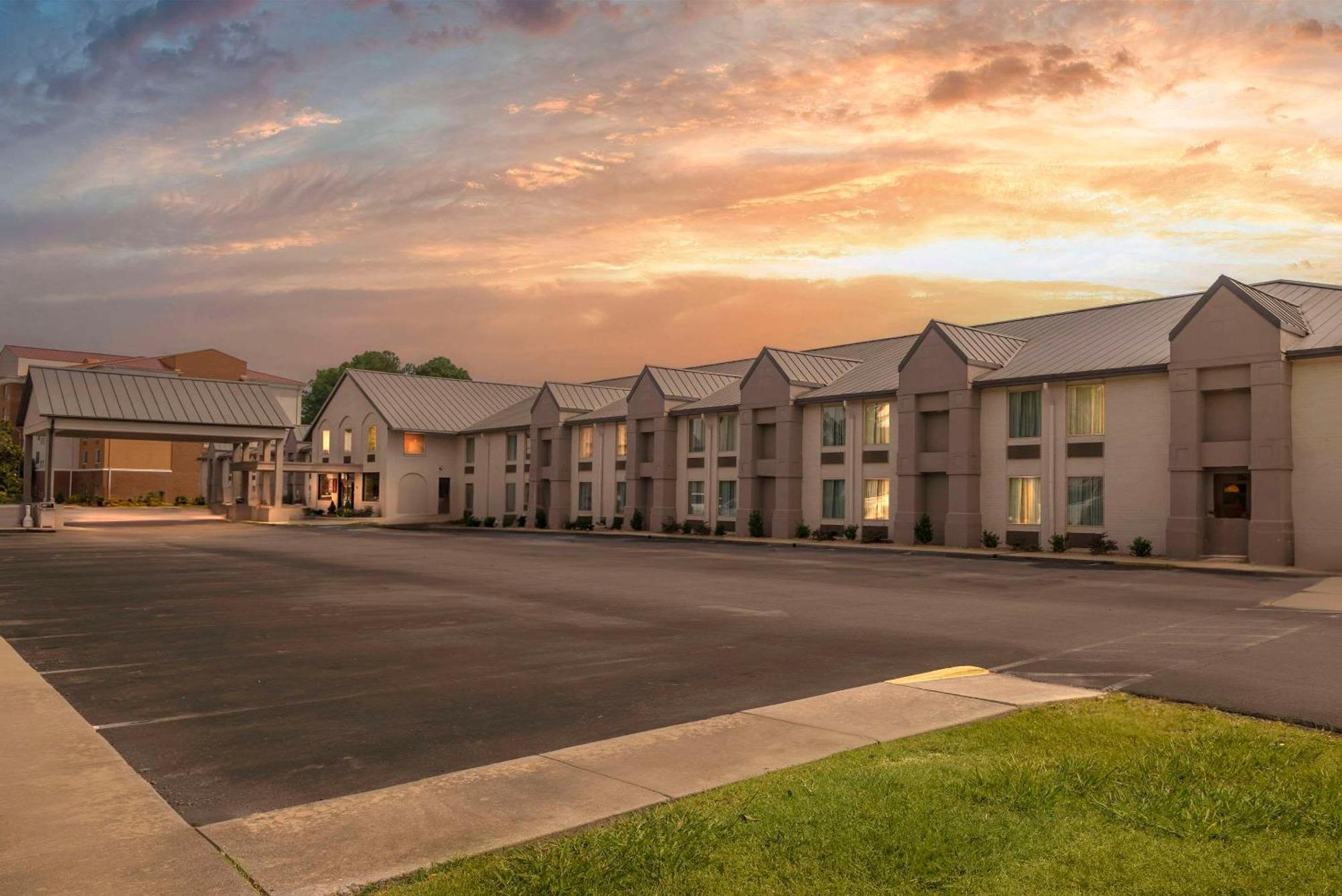 Comfort Inn Petersburg Near Fort Gregg-Adams Buitenkant foto